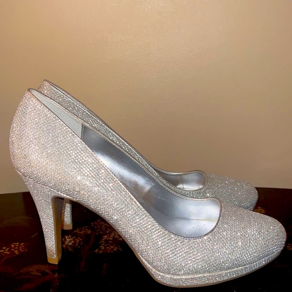 Silver sparkly pumps🥰